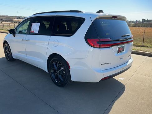 Used 2025 Chrysler Pacifica Limited image 7