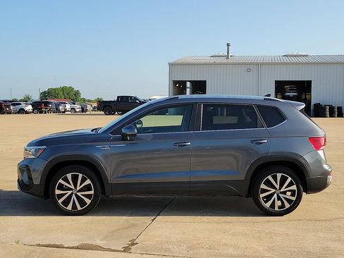 Used 2024 Volkswagen Taos SE FWD image 3