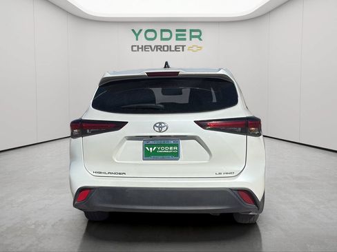 Used 2024 Toyota Highlander LE AWD/4WD image 8