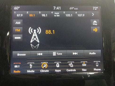 Used 2019 Jeep Cherokee Limited image 25