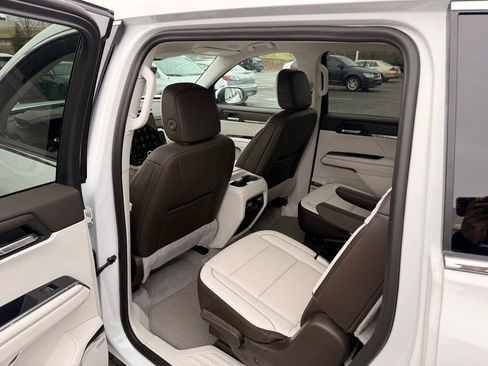 Used 2024 GMC Acadia Denali w/ Super Cruise Package image 7