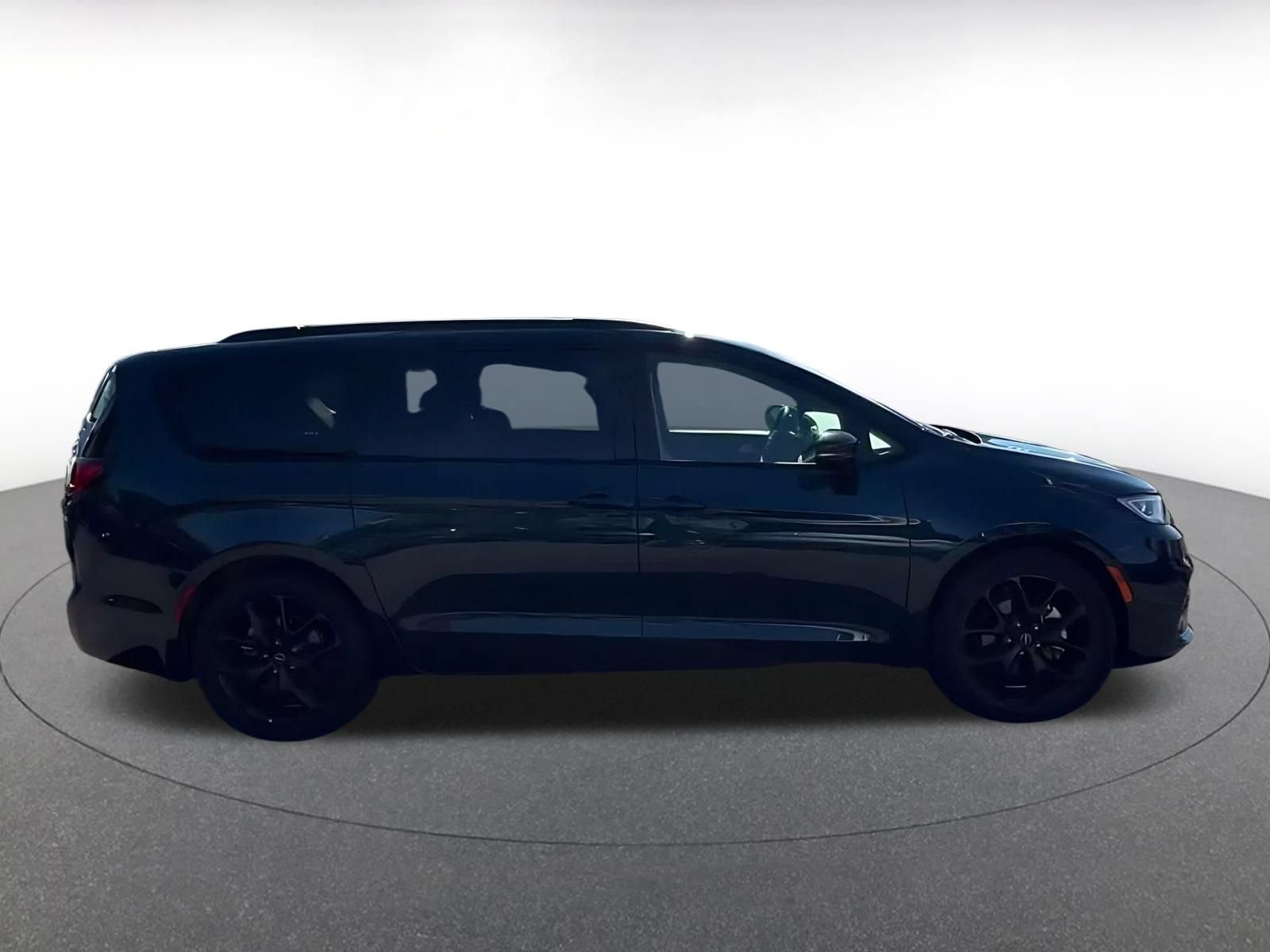 Used 2025 Chrysler Pacifica Limited FWD image 15