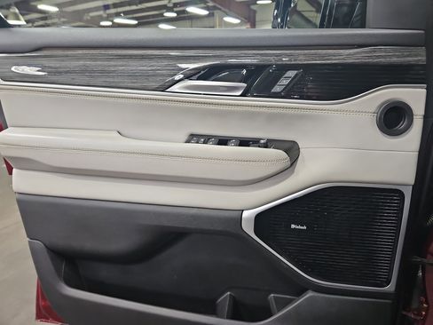 Used 2022 Jeep Wagoneer Series III w/ Premium Group I image 28