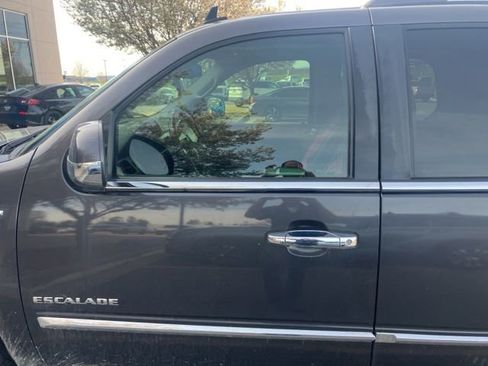 Used 2010 Cadillac Escalade Premium AWD/4WD image 19