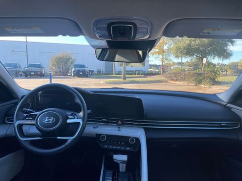 Used 2025 Hyundai Elantra Limited image 34