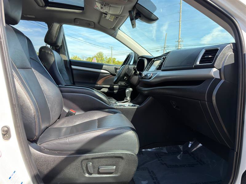 Used 2019 Toyota Highlander XLE AWD/4WD image 26