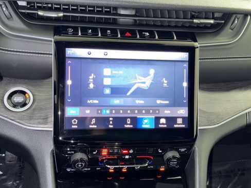 Used 2025 Jeep Grand Cherokee Limited image 21