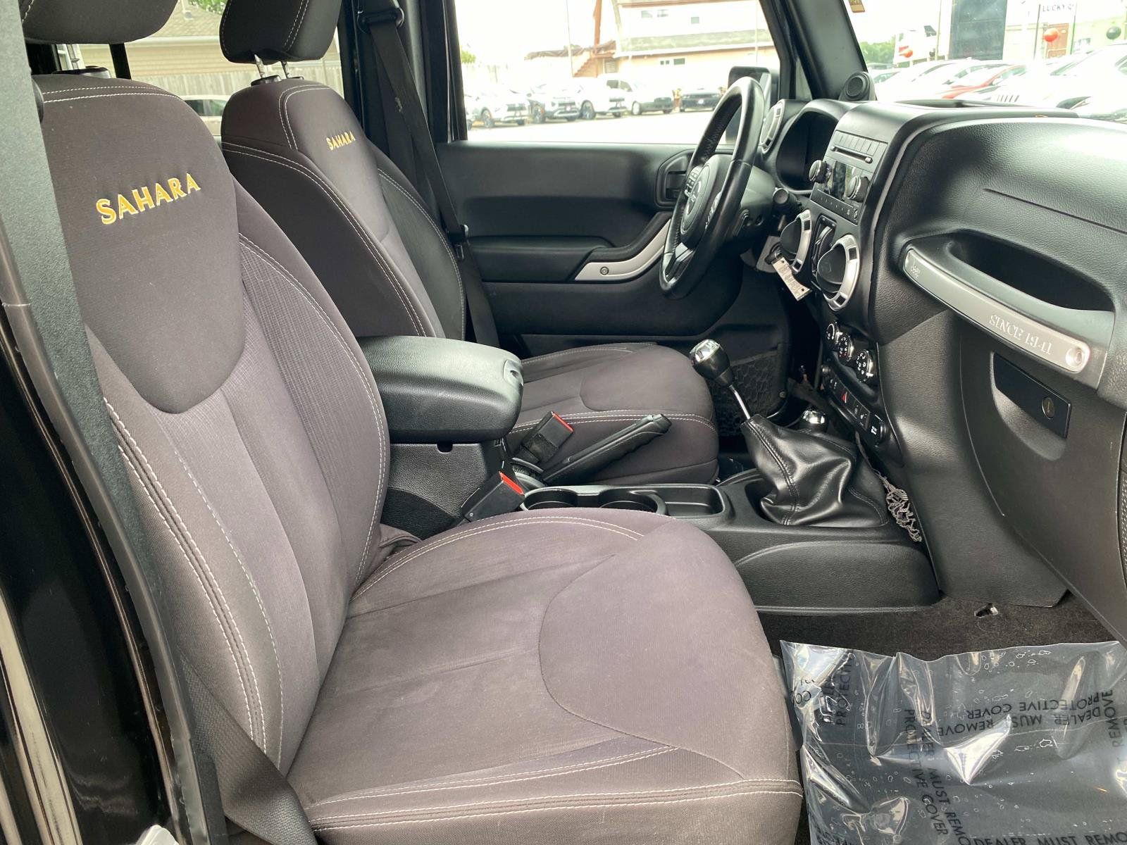 Used 2014 Jeep Wrangler Unlimited Sahara w/ Connectivity Group AWD/4WD image 23