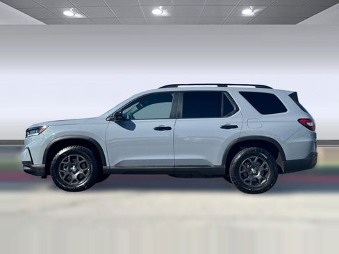 Certified 2025 Honda Pilot TrailSport image 2