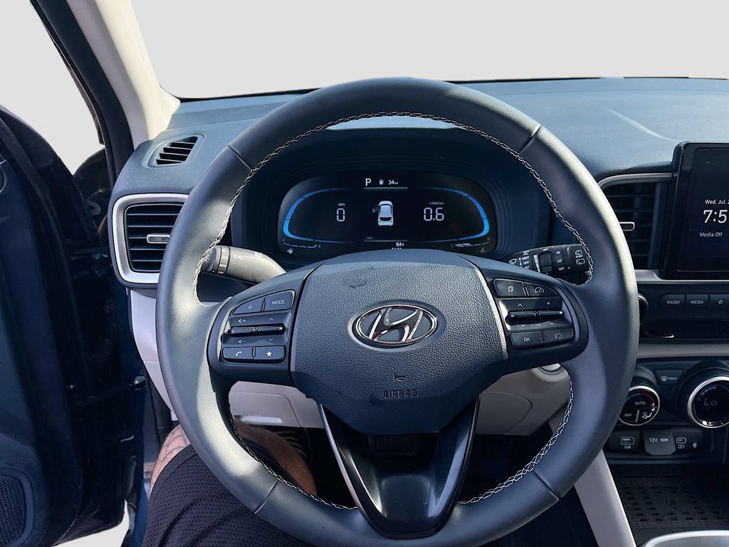 Used 2025 Hyundai Venue Limited FWD image 11