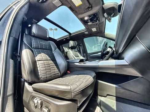 Used 2025 Cadillac Escalade ESV Sport Platinum w/ LPO, ONYX Package AWD/4WD image 26