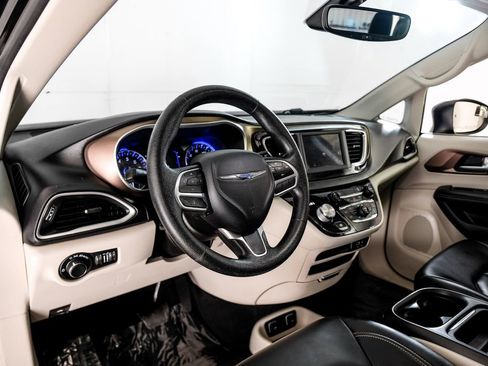 Used 2020 Chrysler Voyager Lxi image 2