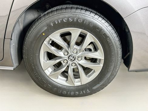 Used 2024 Toyota Sienna XLE FWD image 11