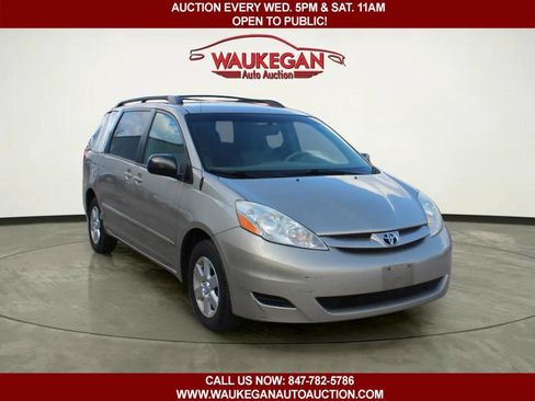 Used 2010 Toyota Sienna LE image 2
