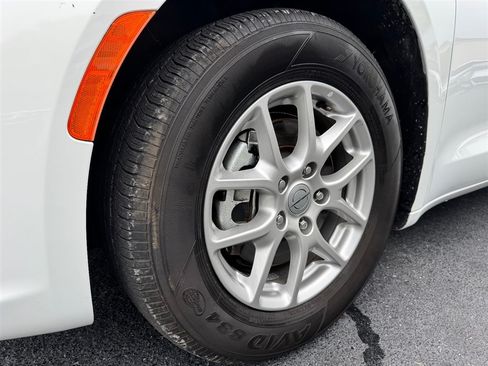 Used 2024 Chrysler Pacifica Touring-L FWD image 10