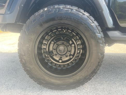 Used 2024 Jeep Gladiator Sport image 32