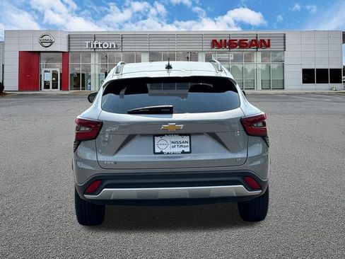 Used 2025 Chevrolet Trax LT w/ LT Convenience Package FWD image 6