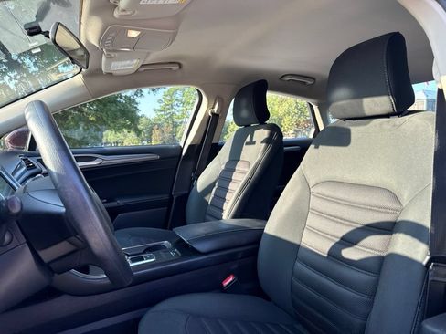 Used 2017 Ford Fusion SE w/ Fusion SE Technology Package FWD image 12