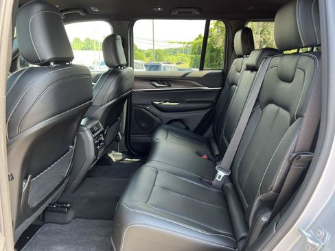 Used 2025 Jeep Grand Cherokee Limited AWD/4WD image 5