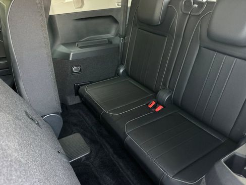 Used 2023 Volkswagen Tiguan SE image 15