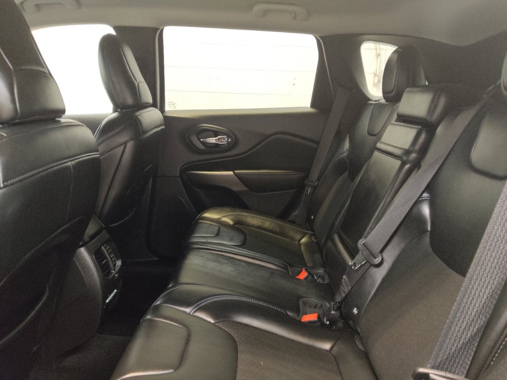 Used 2019 Jeep Cherokee Latitude Plus w/ Comfort/Convenience Group AWD/4WD image 18