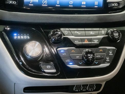 Used 2023 Chrysler Pacifica Touring-L FWD image 19