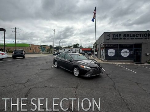 Used 2018 Toyota Camry XLE FWD image 1