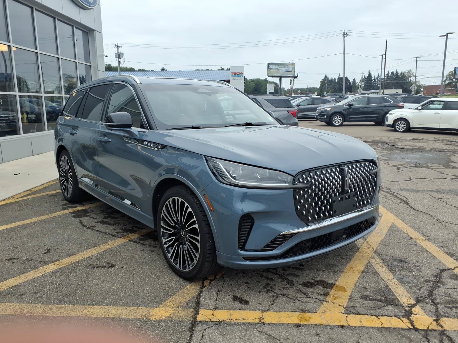 Used 2025 Lincoln Aviator Black Label AWD/4WD image 8