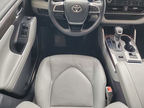 Used 2022 Toyota Highlander Platinum FWD image 10