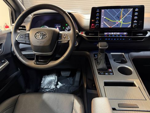 Used 2023 Toyota Sienna XSE FWD image 4