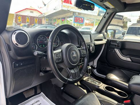 Used 2017 Jeep Wrangler Unlimited Rubicon w/ Dual Top Group AWD/4WD image 10