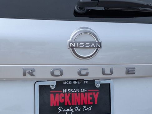 Certified 2025 Nissan Rogue SV w/ SV Premium Package FWD image 7