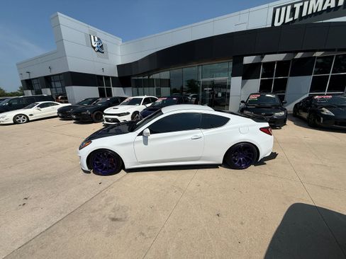 Used 2015 Hyundai Genesis 3.8 RWD image 2