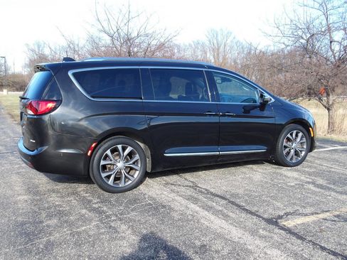 Used 2018 Chrysler Pacifica Limited w/ Tire & Wheel Group image 13
