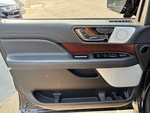 Certified 2023 Lincoln Navigator Reserve AWD/4WD image 11