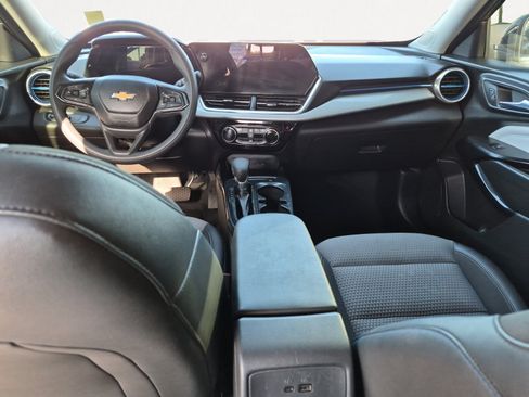 Used 2025 Chevrolet Trax LT FWD image 3