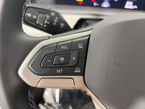 Used 2025 Volkswagen Tiguan SE image 30