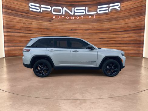 Used 2023 Jeep Grand Cherokee Altitude AWD/4WD image 8