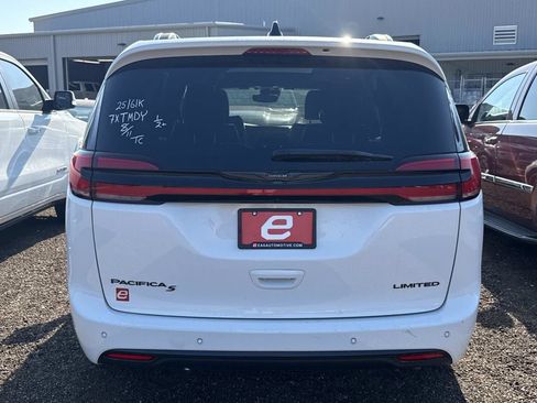 Used 2025 Chrysler Pacifica Limited FWD image 4