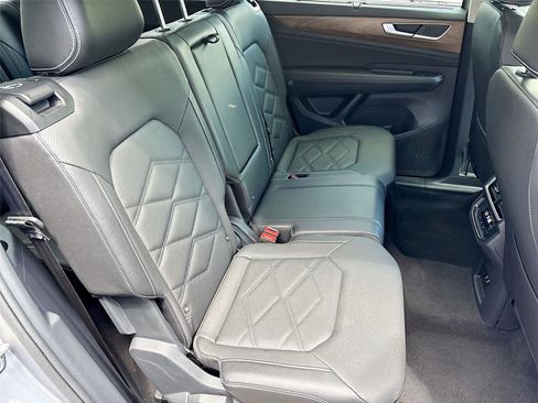 Used 2025 Volkswagen Atlas SE image 28