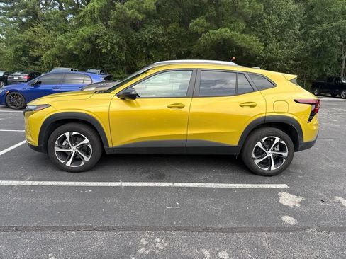 Used 2024 Chevrolet Trax RS FWD image 2