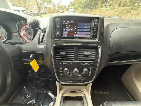 Used 2017 Dodge Grand Caravan SXT image 18