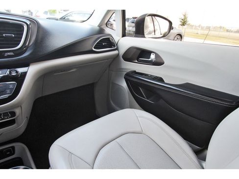 Used 2021 Chrysler Voyager Lxi image 13