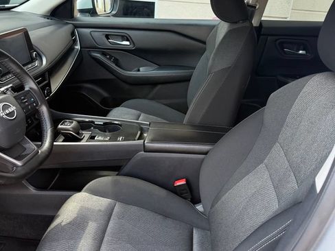 Used 2025 Nissan Rogue SV FWD image 2