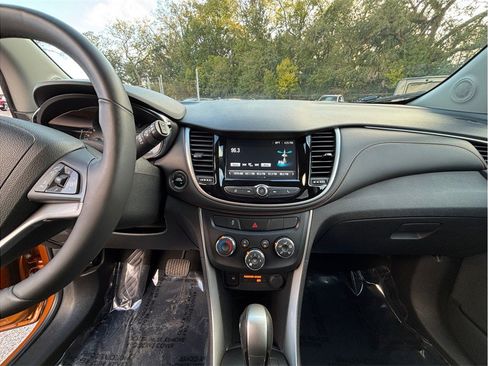 Used 2017 Chevrolet Trax LT w/ LT Convenience Package image 11