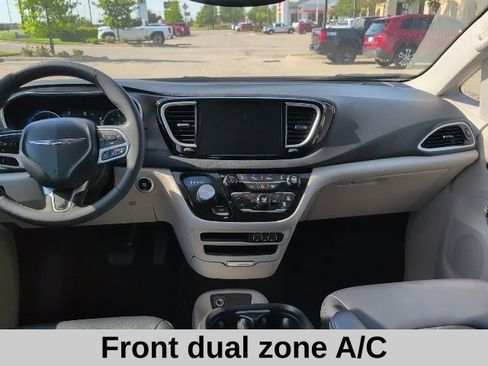Used 2024 Chrysler Pacifica Touring-L FWD image 4