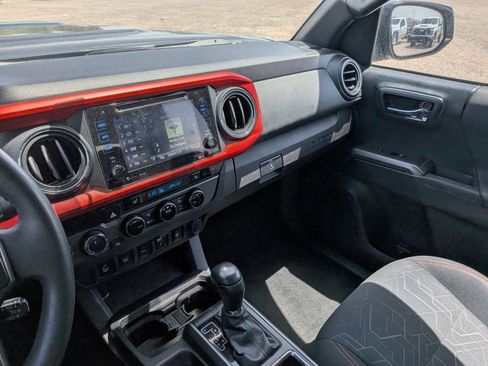 Used 2017 Toyota Tacoma TRD Off-Road w/ Premium & Technology Package AWD/4WD image 17
