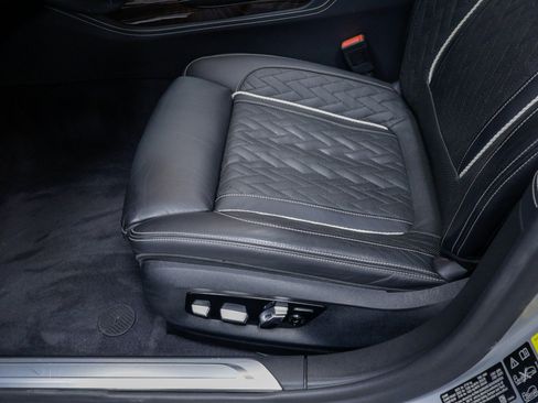 Used 2020 BMW ALPINA B7 xDrive w/ Luxury Rear Seating Package image 27