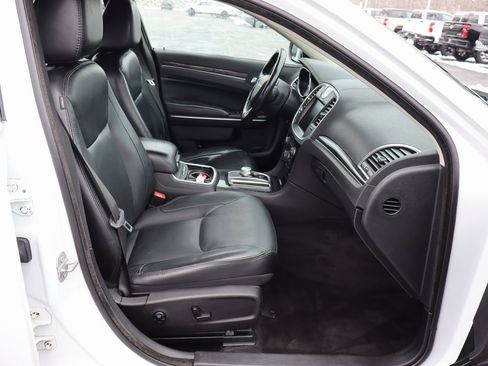 Used 2016 Chrysler 300 Limited image 18