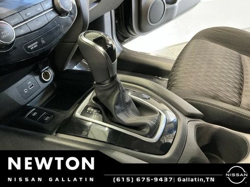 Used 2019 Nissan Rogue SV w/ Premium Package FWD image 12